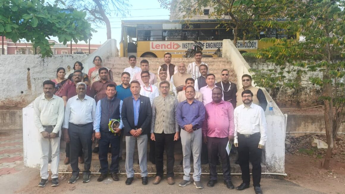 नौसेना की ताकत से रूबरू हुए उत्तराखंड के पत्रकार