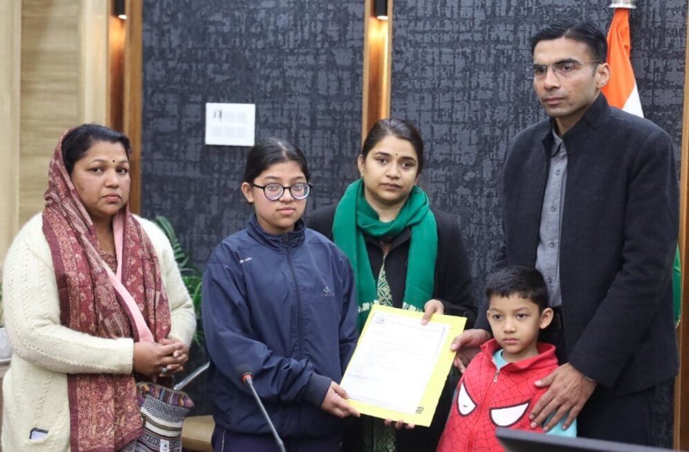 जिला प्रशासन की मानवीय पहल- विधवा महिला का बैंक ऋण चुकाया, बच्चों के भविष्य को दी सुरक्षा